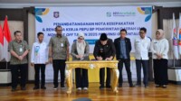 Penandatanganan nota kesepakatan dan rencana kerja PBPU BP antara Pemerintah Daerah Provinsi Gorontalo dengan BPJS Kesehatan tahun 2025. (Foto : Diskominfotik Provinsi Gorontalo).