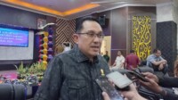 Ketua Fraksi Golkar DPRD Kota Gorontalo, Totok Bachtiar saat diwawancari oleh awak media. (Foto : Gean Bagit)