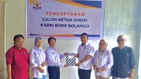 Rizky Ahmad S.Pd.,M.Pd Calon Ketua Kadin Bone Bolango didampingi tim, saat menyerahkan berkas pendaftaran Calon Ketua.
